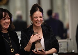 María Santana, con el premio Alcántara de Poesía.