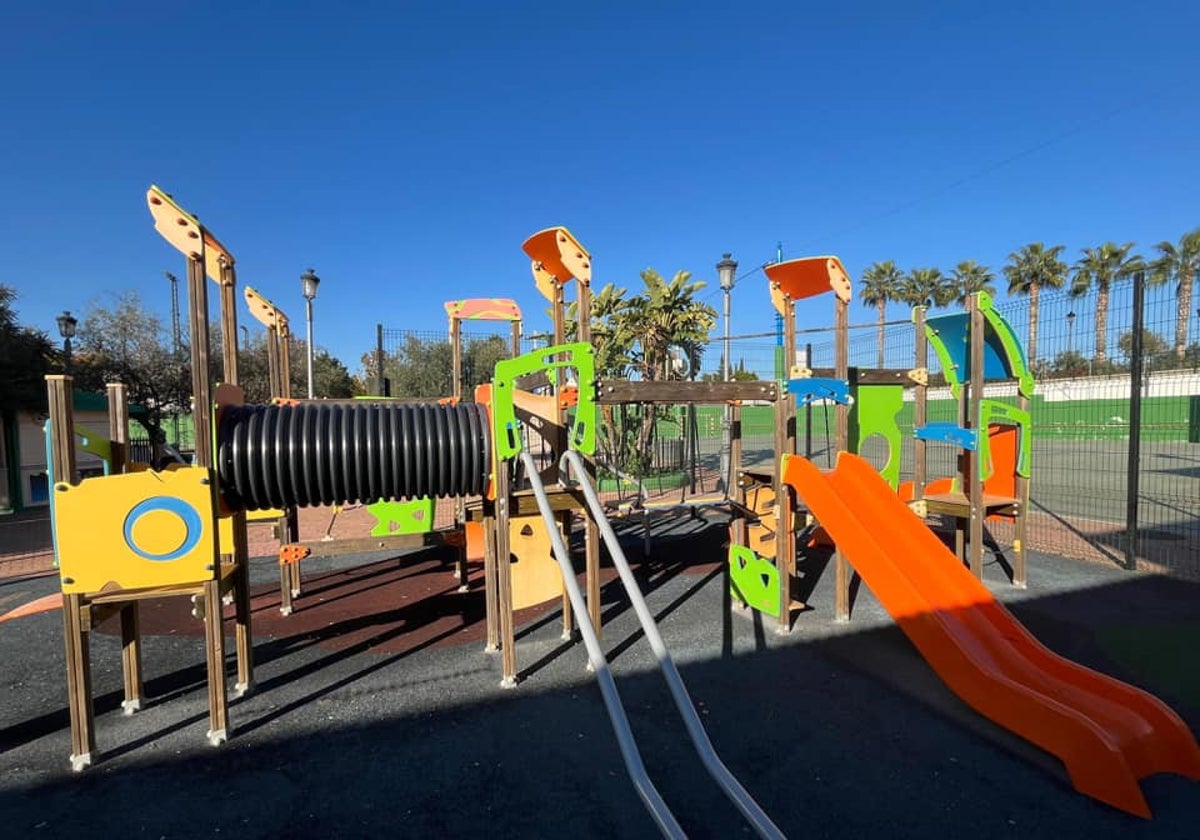 El parque infantil de Almogía tras su renovación.