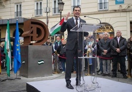 Juanma Moreno, frente a la escultura que conmemora el 4-D