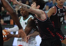 Kendrick Perry avanza ante la defensa de Rubén Domínguez en el partido jugado este sábado.