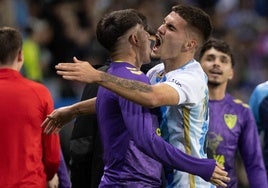 Chupete celebra el gol del empate con el banquillo del Málaga.