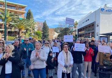Protesta de funcionarios por la crisis de Muface en Málaga, este sábado..