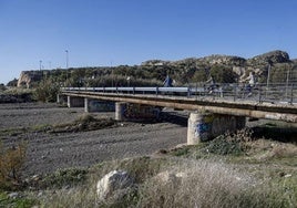 Puente sobre el arroyo Totalán que va a ser renovado.