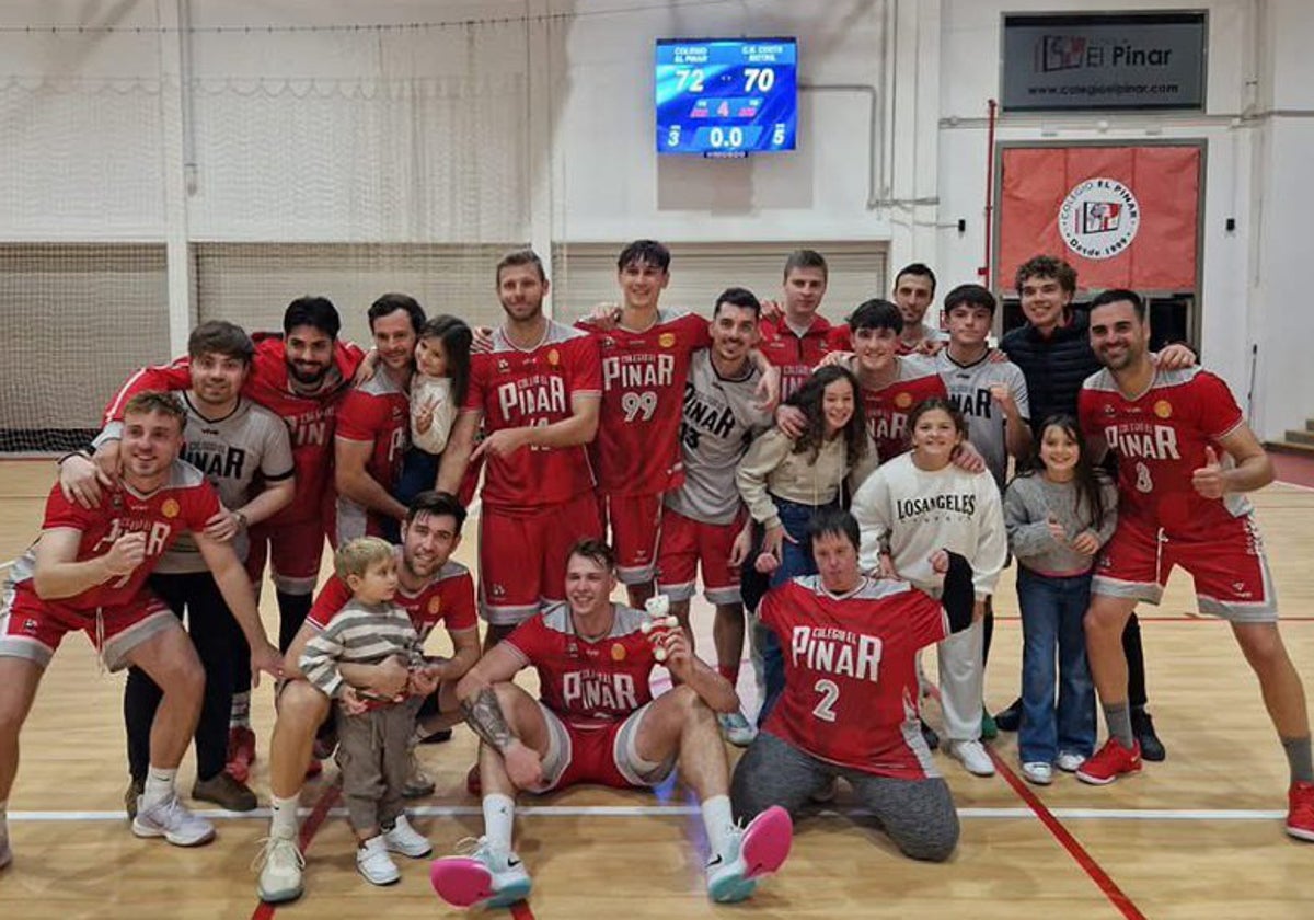 Los jugadores del Colegio El Pinar celebran la victoria con sus familias.