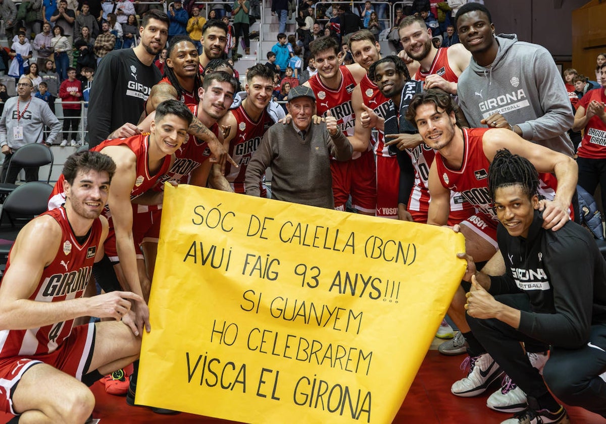 Los jugadores del Girona celebran la victoria ante el Baskonia con uno de sus socios que celebraba su 93 cumpleaños.