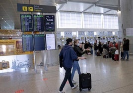 La niebla obliga a cancelar seis vuelos y desviar otros cuatro este domingo en Andalucía