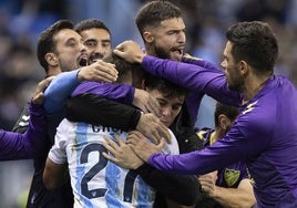 Los jugadores del Málaga celebran el tanto del empate ante el Deportivo.