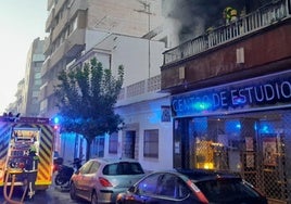 Imagen de los Bomberos del Consorcio Provincial, este domingo en Torre del Mar.