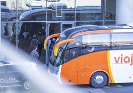 Imagen de los migrantes, en el aeropuerto de Málaga, este domingo.