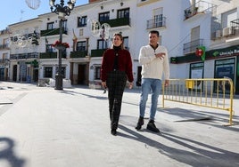 La concejala de Urbanismo y el alcalde de Torrox, en la céntrica plaza.