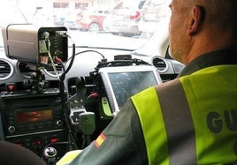 Un guardia civil, con un radar en su coche.