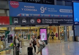 Valla publicitaria de Ouigo en el andén de la estación María Zambrano de Málaga.