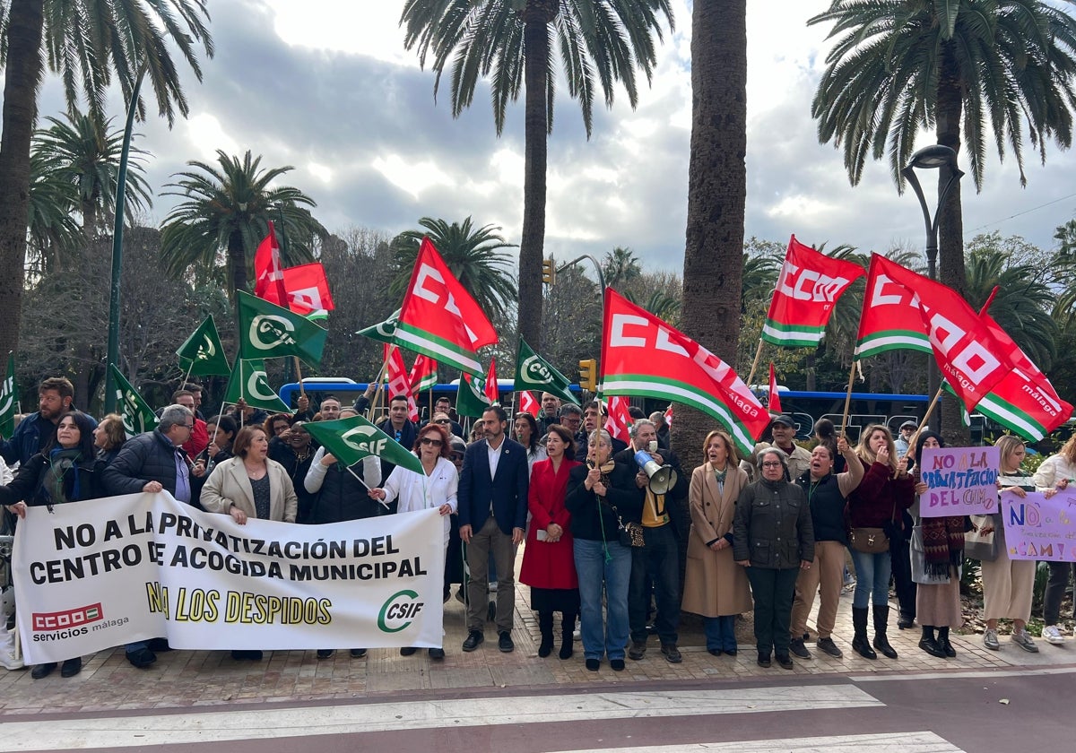 Los trabajadores del albergue municipal protestan a las puertas del Ayuntamiento de Málaga junto a ediles socialistas y de Con Málaga.