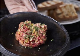 Steak tartar que se prepara en mesa en Leña.