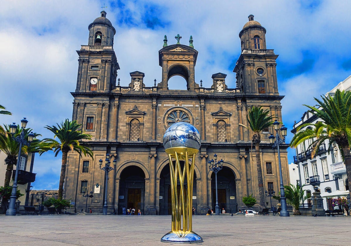 El trofeo de la Copa del Rey delante de la catedral de Las Palmas.