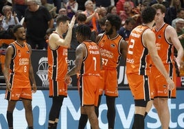 Los jugadores del Valencia celebran la victoria ante el Granada.