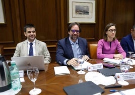 Álvaro Fernández Heredia (centro) durante la pasada reunión del tren litoral.