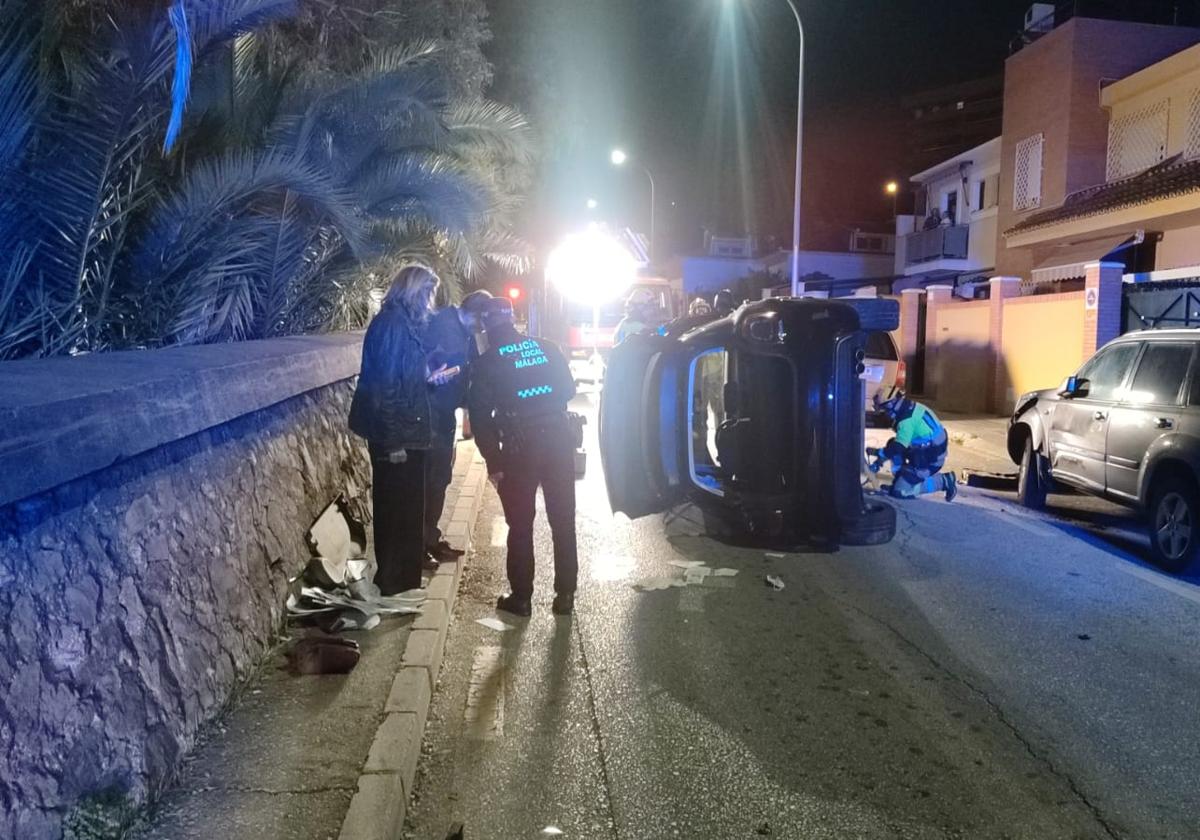 Aparatoso accidente en El Palo: cuatro coches implicados y un vuelco