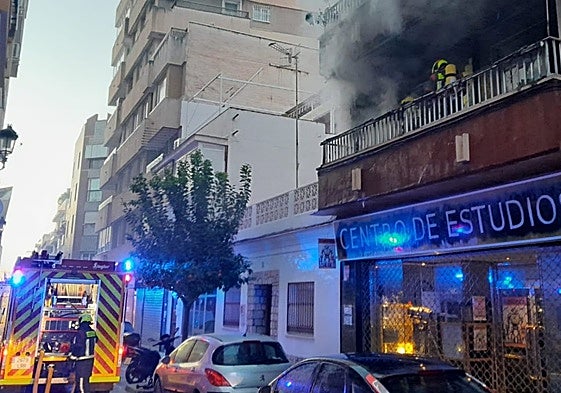 Imagen del incendio en un piso de la céntrica calle San Andrés de Torre del Mar.