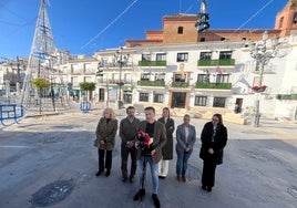 El secretario provincial del PP malagueño, José Ramón Carmona, y el alcalde torroxeño, Óscar Medina, este martes con ediles, en la plaza de la Constitución.