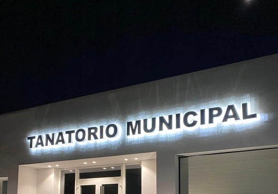 La fachada del primer tanatorio municipal de Cuevas Bajas.