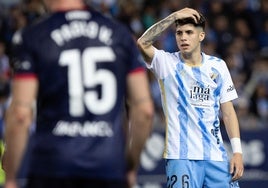 Antoñito se lamenta tras una jugada del Málaga durante el partido ante el Deportivo.