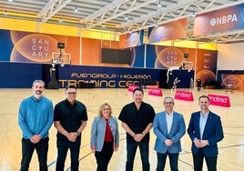 La alcaldesa y otros miembros del Gobierno local posan en el centro de entrenamiento junto con los empresarios.