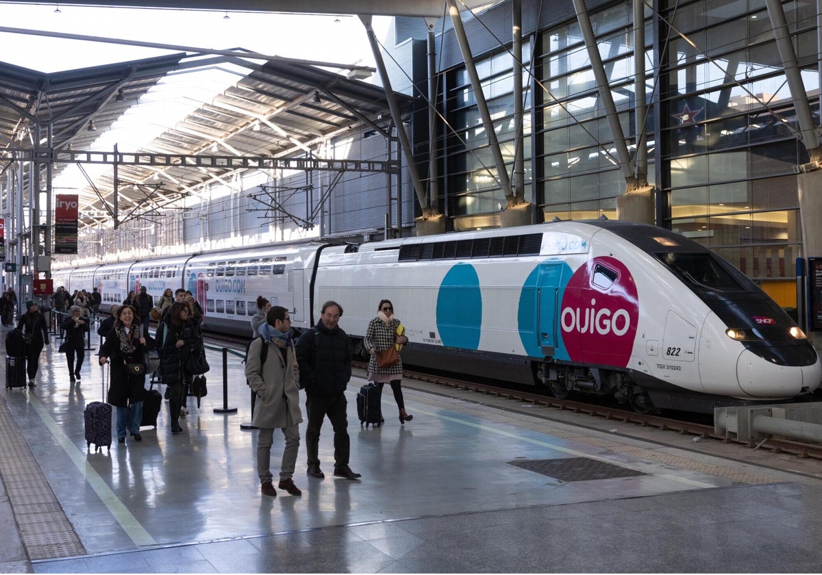 Viajeros pasan junto al primer tren de Ouigo que ha llegado a Málaga.