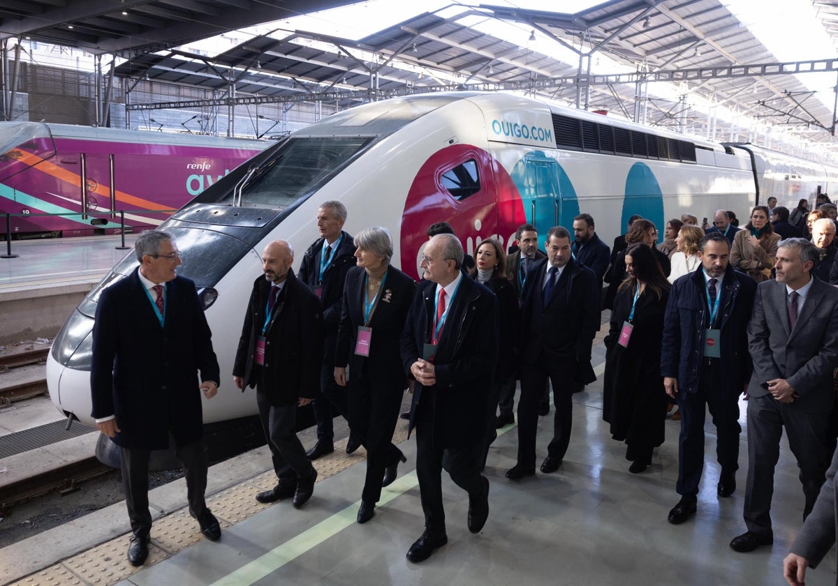 Comitiva de la visita institucional al nuevo tren de alta velocidad.