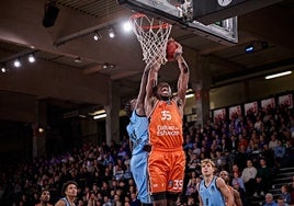 Brimah, del Valencia, intenta una canasta en un partido de Eurocup.