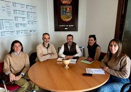 El alcalde de Villanueva del Rosario, Ignacio Ramos y la concejala de sanidad, Claudia Vegas durante la reunión con los técnicos del Área Sanitaria Norte de Málaga.