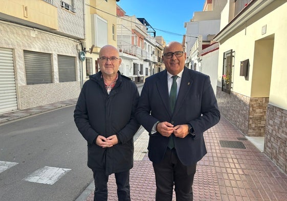 El primer teniente de Alcalde y el alcalde veleño, este jueves en la zona.