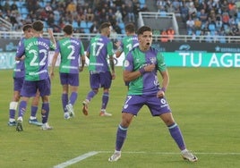 Haitam celebra en primer plano el gol conseguido en el campo del Ibiza la campaña anterior.