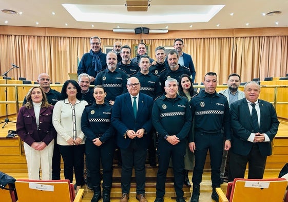 Acto de toma de posesión de los nuevos seis oficiales de la Policía Local en Vélez-Málaga.