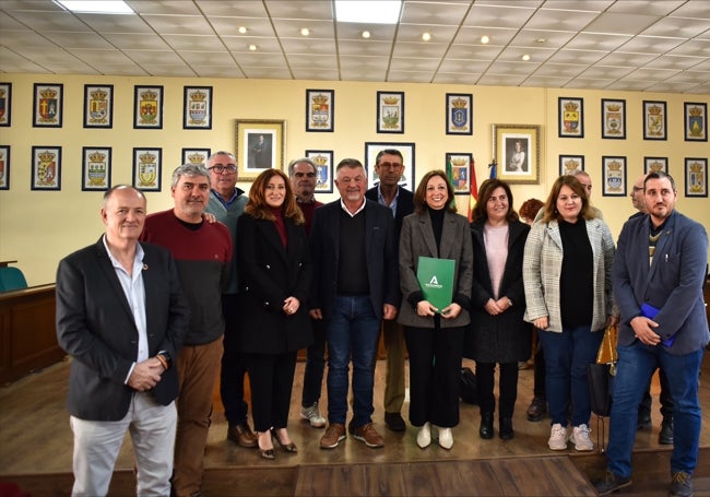 La delegada de la Junta, Patricia Navarro, este jueves con alcaldes de la Axarquía en la Mancomunidad Oriental.