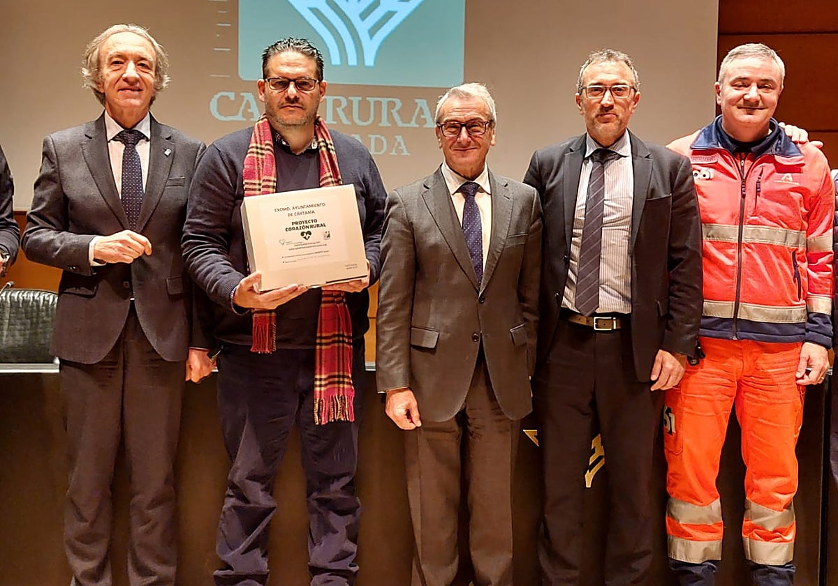 Entrega del desfibrilador por parte de la Fundación Caja Rural Granada.
