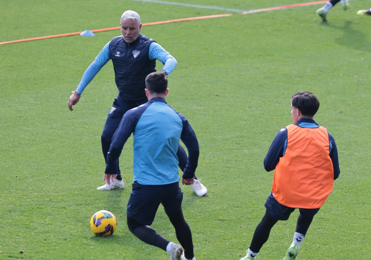 Sergio Pellicer participa en el 'rondo' del entrenamiento del Málaga del viernes.