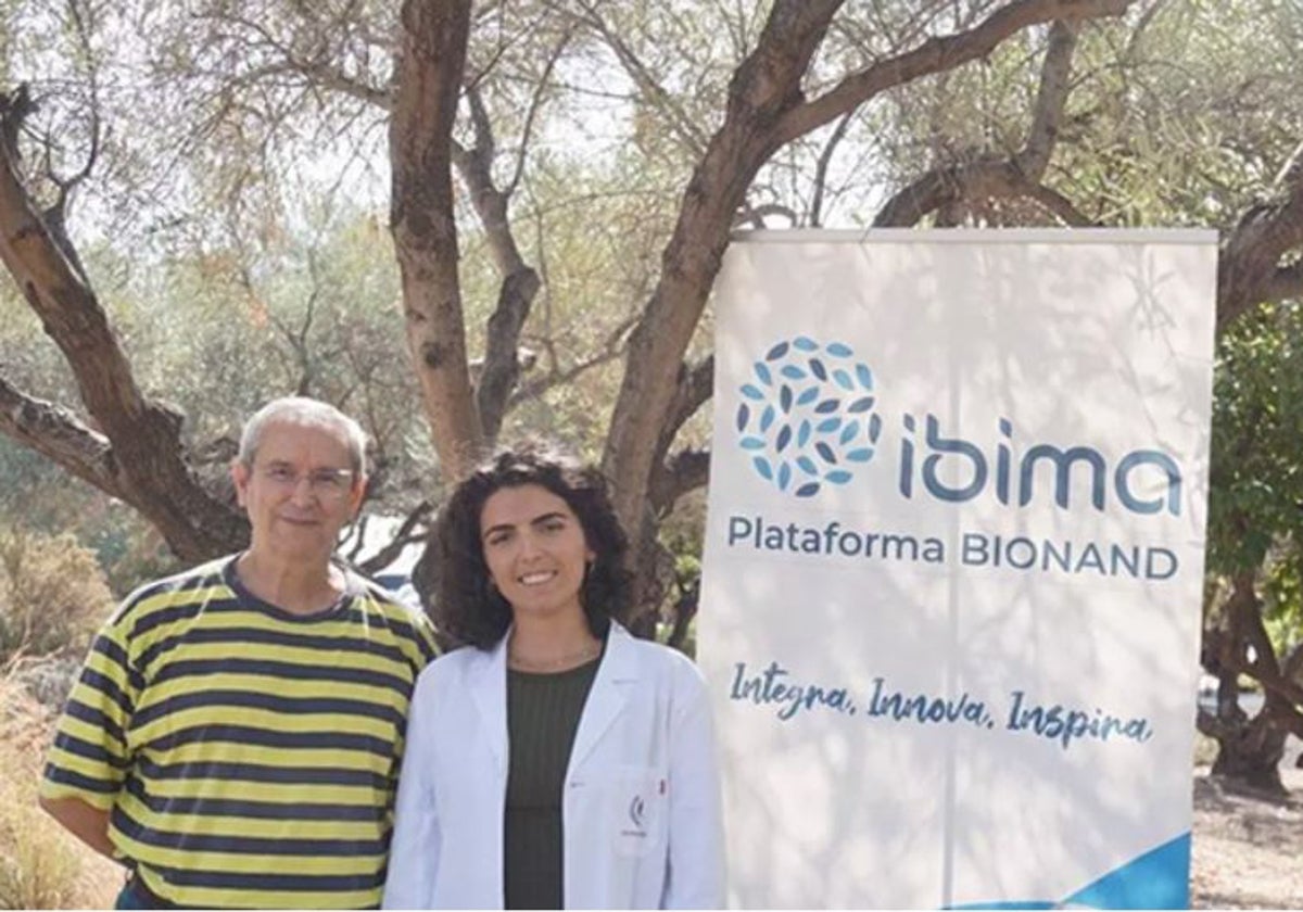 El catedrático de Bioquímica y Biología Molecular de la UMA, Miguel Ángel Medina, junto con su compañera de proyecto, Ana Dácil.