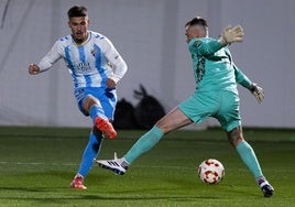 Chupete dispara a portería para anotar gol frente al Jaén.