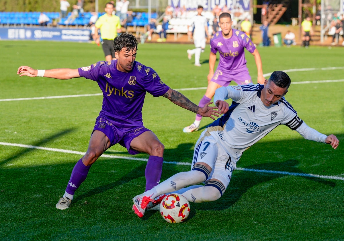 Callejón se lleva la pelota en el partido frente al Alcorcón.