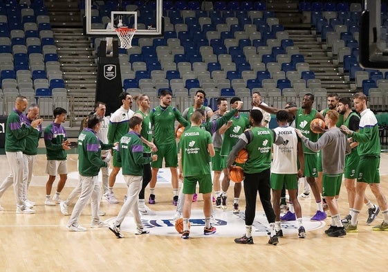 Los jugadores del Unicaja hacen ñoña antes de un entrenamiento.