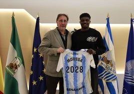 La foto oficial del acuerdo de renovación de Moussa (junto a Loren Juarros) por el Málaga hasta 2028.