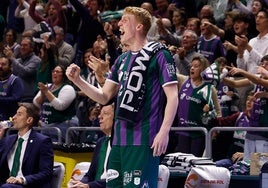 Alberto Díaz celebra una canasta ante el Valencia.