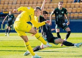 Juanmi Carrión se lanza al suelo para tapar el disparo del jugador del Villarreal B