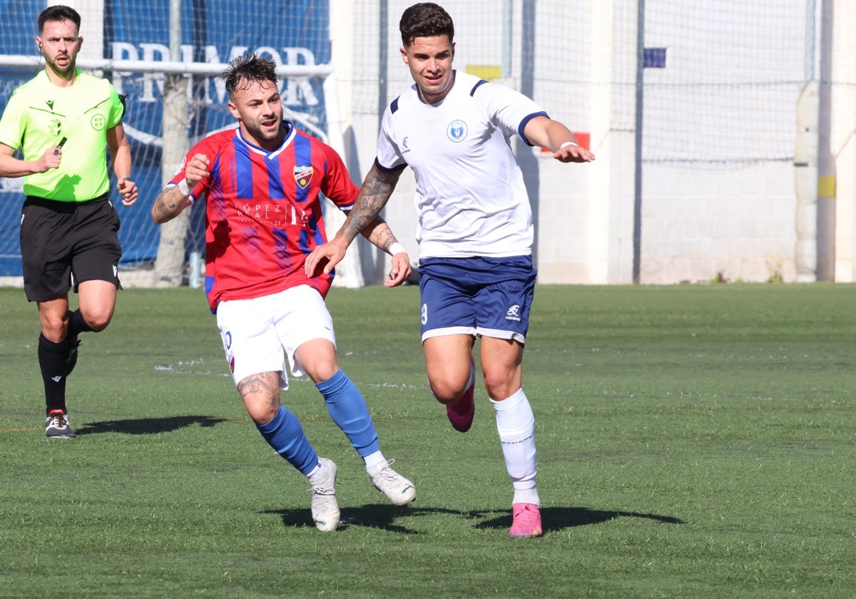 Pato, jugador del Torre del Mar, y Cristian, de El Palo.