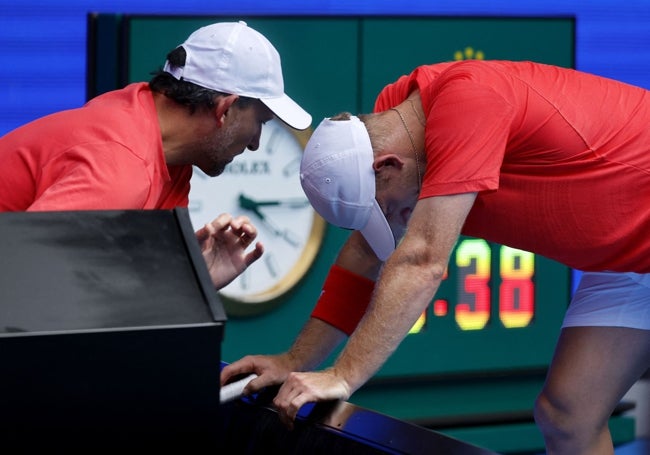 El diálogo entre David Sánchez y Davidovich en un momento del segundo set.