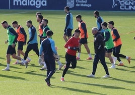 Jugadores del Málaga, con Pellicer en el centro, durante uno de los últimos entrenamientos, en La Rosaleda.