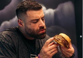 Las hamburguesas Smash Hiro llegan a Málaga: el youtuber Esttik anuncia su regreso a su ciudad natal