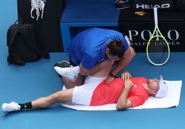 El momento en el que Davidovich recibe tratamiento médico en el final del primer set.