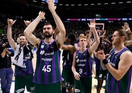 Los jugadores del Unicaja celebran la victoria contra el Valencia.